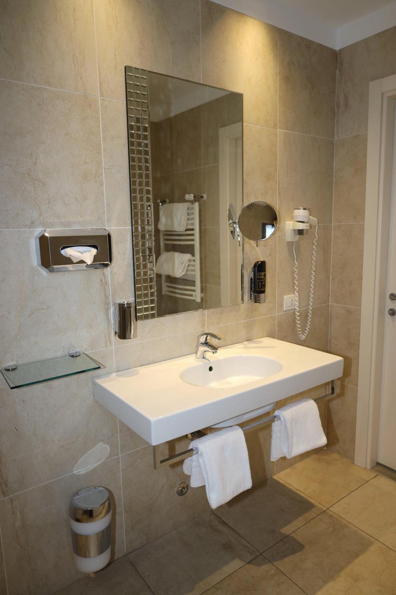 One Hotel & Restaurant Dalmine Luaran gambar